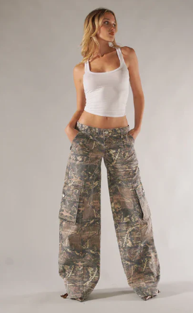 Rebelle lavtaljede cargobukser – brunt camouflageprint