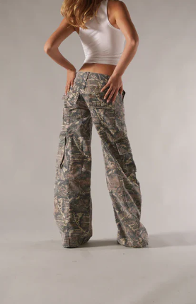 Rebelle lavtaljede cargobukser – brunt camouflageprint