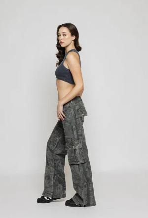 Rebelle lavtaljede cargobukser – brunt camouflageprint