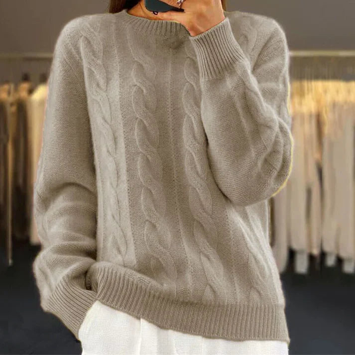 Isa – loose-fitting knit sweater with cable pattern and ribbed hem